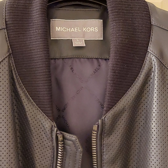 100.00 - Picture 2 of 3